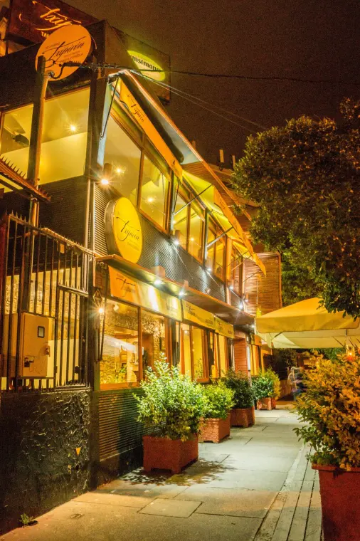 La fachada de noche