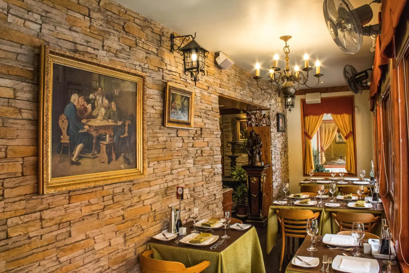 Salón principal con pinturas al óleo